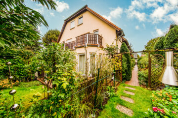 Mit Keller, Einbauküche, Terrasse, Balkon, Stellplatz u.v.m. in Top-Lage von Biesdorf Nord, 12683 Berlin, Doppelhaushälfte